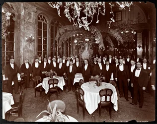 Serveurs dans la Palm Court au restaurant Sherry